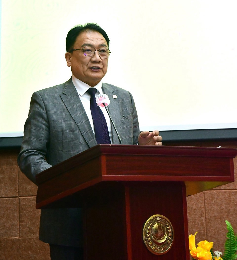 “Монгол Улсын түүх” (30 боть) бүтээлийн редактор, зохиогчдод  батламж гардуулах ёслол болов